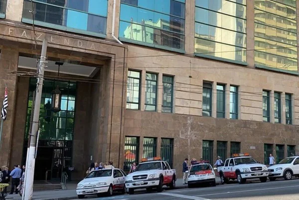 Foto colorida da fachada do prédio da Secretaria da Fazenda de São Paulo - Metrópoles