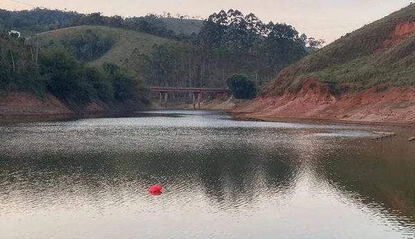 Menino de 1 ano morre afogado em represa; pais conversavam com vizinho