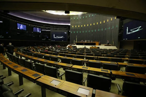 Sem quórum, leitura do parecer da denúncia contra Temer é adiada