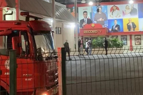 Teto cai e deixa feridos na sede da RecordTV, no Rio