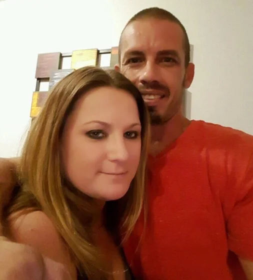 “Dou de mamar ao meu namorado a cada 2 horas”, diz mulher de 36 anos