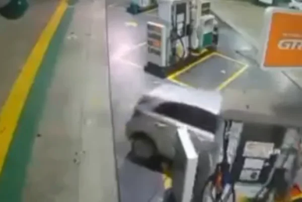 Imagem colorida de carro batendo em bomba de combustível. Metrópoles