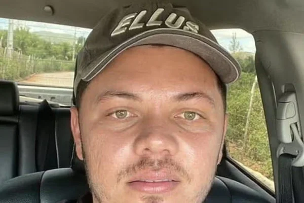 homem de olho verdes e boné