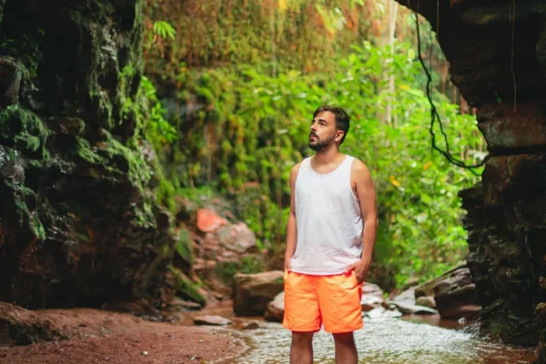 Homem olhando para cima dentro de uma caverna