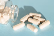 O NAD+ (nicotinamida adenina dinucleotídeo) é uma coenzima presente em todas as células vivas, essencial para o metabolismo energético