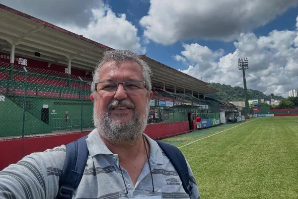 Imagem colorida mostra o jornalista Acaz Fellegger - Metrópoles