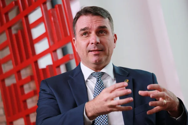 Foto colorida do senador Flávio Bolsonaro concede entrevista ao portal Metrópoles