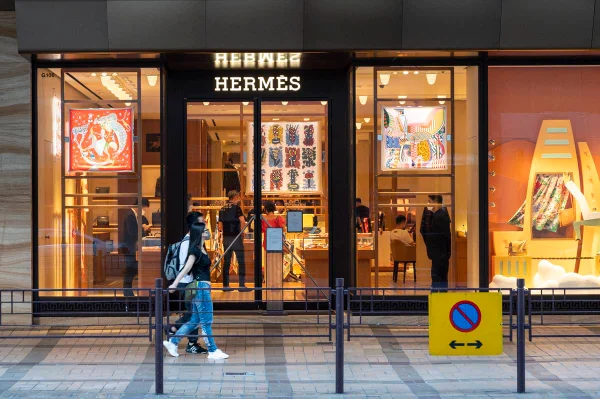 Na imagem com cor, fachada da loja da Hermès - Metrópoles