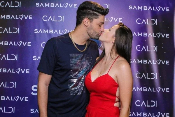 Após fim do casamento, Munhoz troca beijos com namorada publicamente
