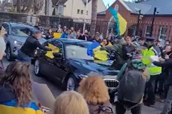 embaixador russo hostilizado na irlanda