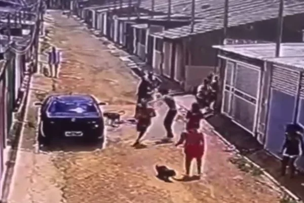 Homens tentam invadir casa para agredir mulher