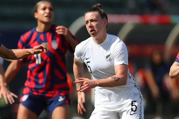 Dia difícil no trabalho: jogadora marca hat trick…de gols contra