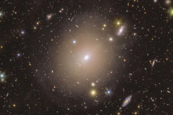 Imagem de Euclides de um anel de Einstein brilhante ao redor da galáxia NGC 6505 - Metrópoles