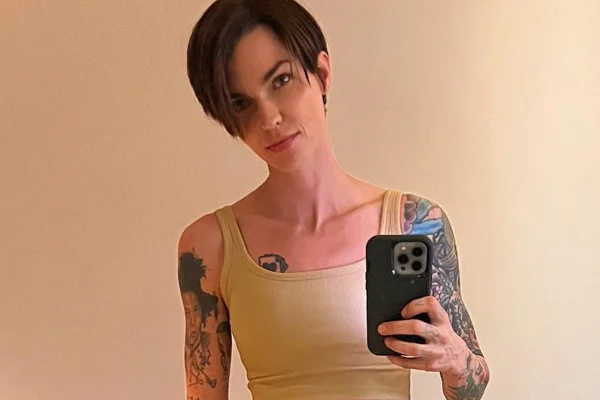 Ruby Rose, atriz de Batwoman, sofre acidente na piscina de casa e quebra costelas