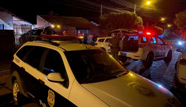 Imagem de viaturas da Polícia Civil e Militar paradas no meio da rua - Metrópoles