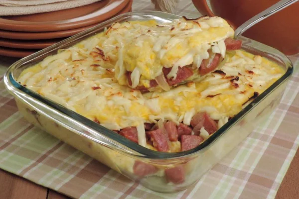 Pamonha recheada com linguiça e queijo na travessa
