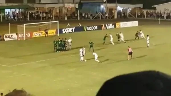Vídeo: time protagoniza jogada ensaiada bizarra em Santa Catarina