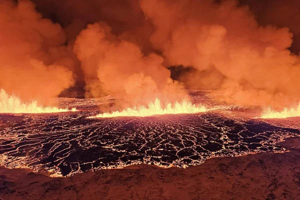 Imagem colorida mostra erupção de vulcão na islândia. - Metrópoles
