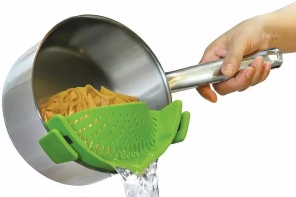 Vídeo: aprenda a usar o escorredor de macarrão do jeito certo