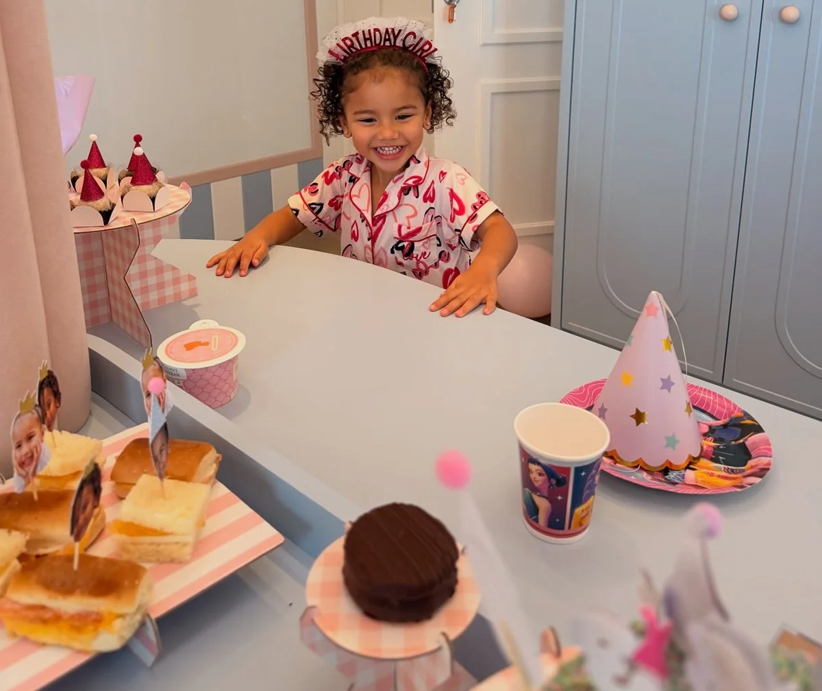Mavie, filha de Bruna Biancardi e Neymar, posa na mesa decorada Mavie, filha de Bruna Biancardi e Neymar, posa na mesa decorada