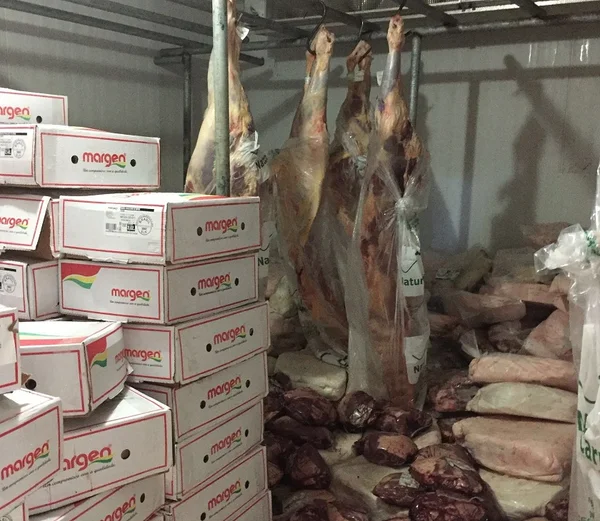 Auditores da Receita apreendem caminhão com 28 toneladas de carne da Friboi com nota fiscal irregular