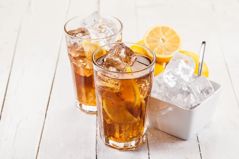 Um dos queridinhos do momento é o chá gelado, geralmente uma mistura do preto com alguma fruta. Existem diversas formas de preparo: uma delas é fazer a infusão quente, colocar na geladeira e esperar esfriar. "Você também pode deixar a bebida 'dormir' na temperatura ambiente", comenta Raquel. Vale ainda preparar um chá mais forte e concentrado, com o dobro de erva, em água quente. Depois, você adiciona uma parte de gelo e resfria a bebida instantaneamente", ensina a franqueada da Moncloa Um dos queridinhos do momento é o chá gelado, geralmente uma mistura do preto com alguma fruta. Existem diversas formas de preparo: uma delas é fazer a infusão quente, colocar na geladeira e esperar esfriar. "Você também pode deixar a bebida 'dormir' na temperatura ambiente", comenta Raquel. Vale ainda preparar um chá mais forte e concentrado, com o dobro de erva, em água quente. Depois, você adiciona uma parte de gelo e resfria a bebida instantaneamente", ensina a franqueada da Moncloa