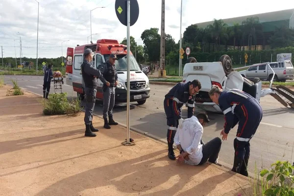 Rapaz morre após motorista bater carro tentando escapar de blitz