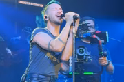 Júnior Lima é clicado enquanto canta