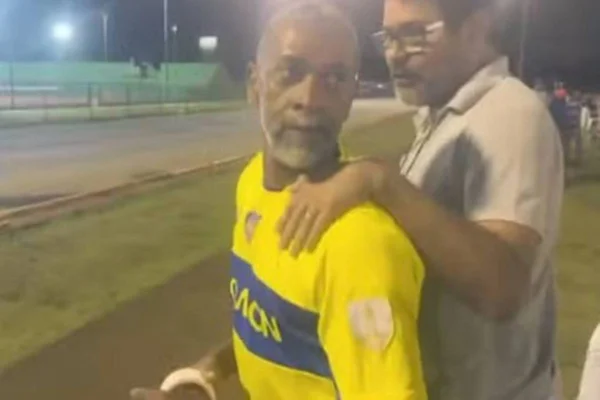 Pai é preso em futebol ao tentar matar filha que é arrastada por carro