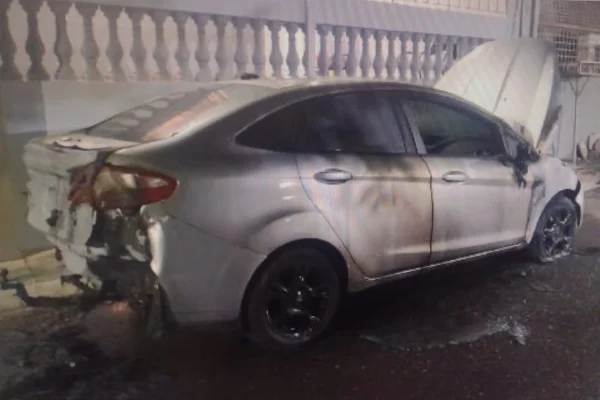 Imagem colorida de carro incendiado por engano em vingança. Metrópoles