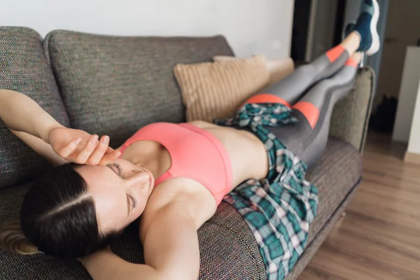 linda-mulher-descansando-relaxado-no-sofa