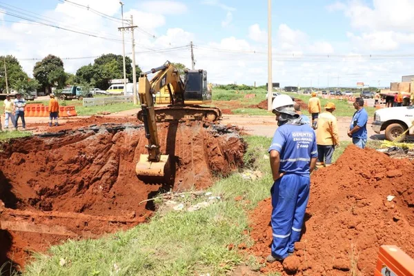 Equipes trabalham para fechar cratera de 8m aberta no DF