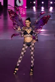 Angel icônica, Adriana Lima retornou para o desfile Angel icônica, Adriana Lima retornou para o desfile