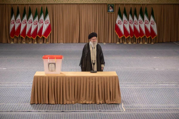 Imagem colorida mostra o líder supremo do Irã, aiatolá Ali Khamenei - Metrópoles