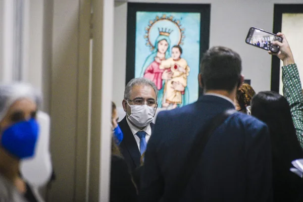 Queiroga inaugura leitos de UTI em SP e evita falar sobre máscara