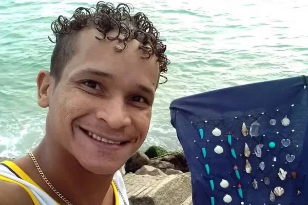 Imagem de José Augusto Mota da Silva sorrindo em frente ao mar