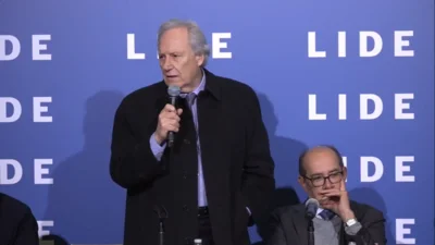 Os ministros do STF (da direita pra esquerda) Gilmar Mendes e Ricardo Lewandovski, que fala em microfone. Eles palestram em Nova Iorque, no evento Lide Brazil - Metrópoles