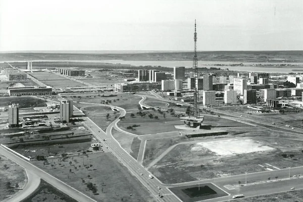 Nem no céu nem na arquitetura. A mais bela Brasília está sob nossos pés