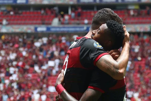 Flamengo goleia Athletico-PR e conquista Supercopa do Brasil
