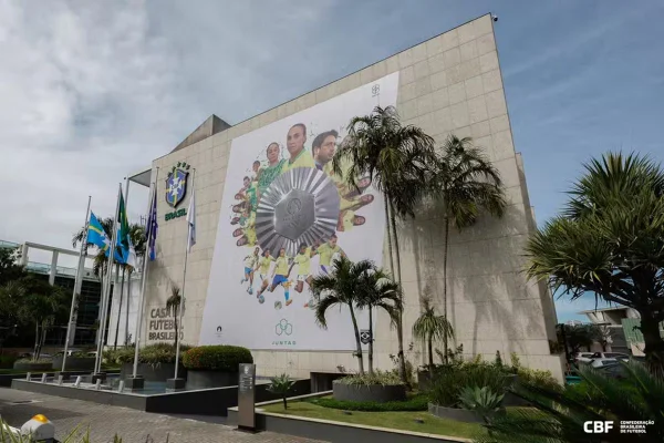 Imagem colorida da homenagem da CBF para a Seleção Brasileira feminina