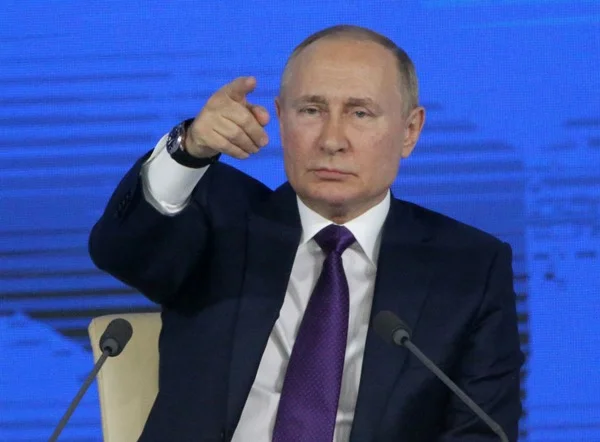 Vladimir Putin, presidente russo. Ele usa terno e gravata e olha seriamente para a frente- Metrópoles