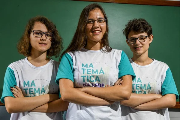 Trigêmeas sonham alto na matemática