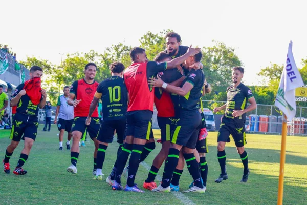Jogadores do Manaus comemoram o gol contra o Águia de Marabá-PA