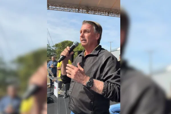 Imagem colorida mostra Jair Bolsonaro discursando no interior de São Paulo - Metrópoles