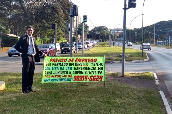 De terno, advogado pede emprego no sinal e consegue marcar entrevistas