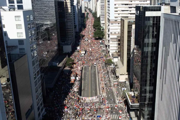 Parada LGBT+: polícia prende 10 pessoas com 61 celulares furtados