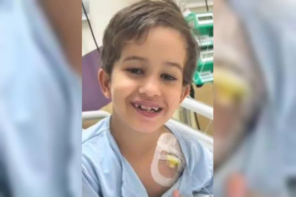 Imagem colorido de uma criança com tumor na cabeça - Metrópoles