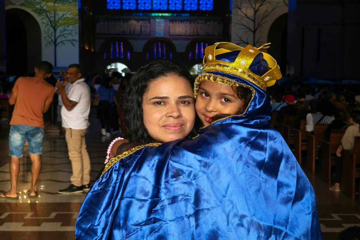 Isabele, de 6 anos, e sua mãe, Francilaine, em Aparecida Isabele, de 6 anos, e sua mãe, Francilaine, em Aparecida