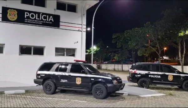 Imagem mostra viatura da Polícia Civil, que prendeu suspeito de roubar casa vestido como policial - Metrópoles