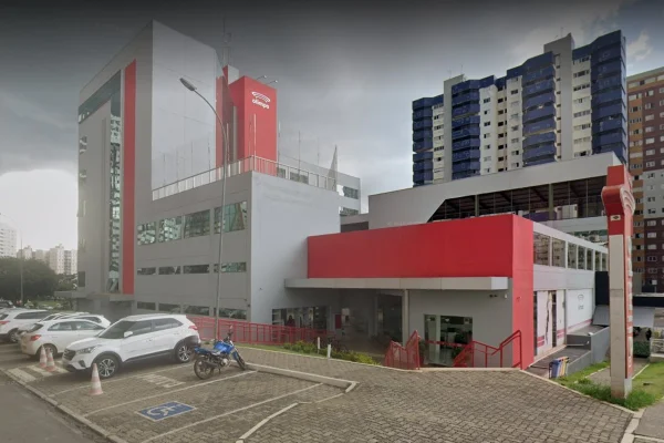 Colégio com carros em frente